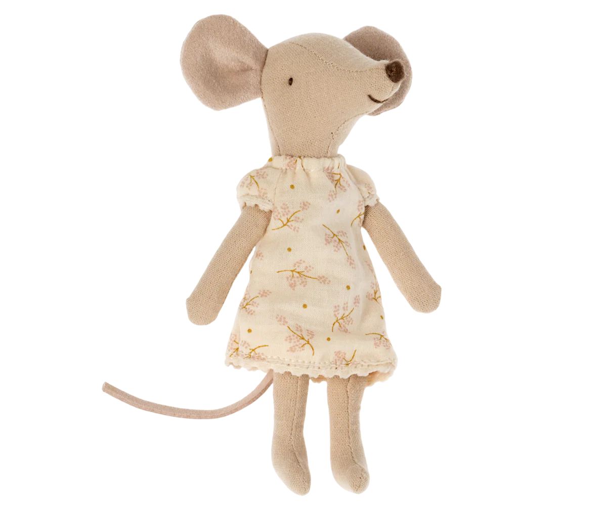 Nightgown for big sister mouse