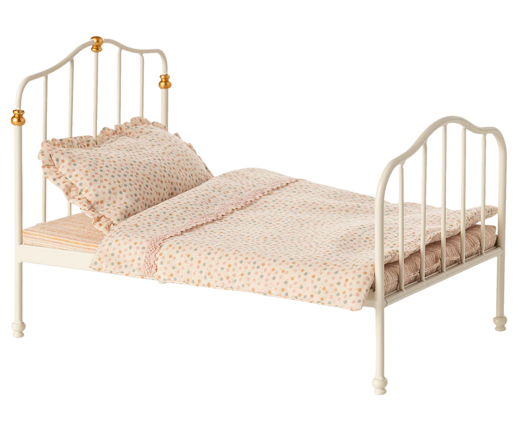 Vintage bed, Mouse