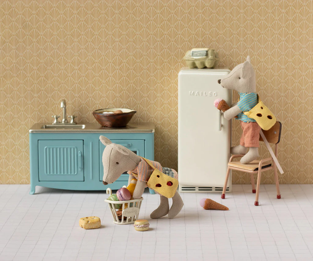 Maileg clothes and bag, little sister mouse